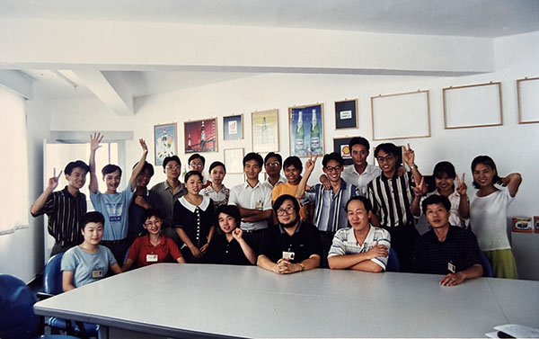 东方船影视1997年华财大厦合影.jpg